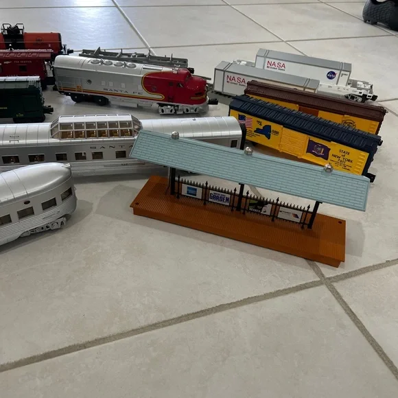 Vintage Model electric Train Set with Assorted Cars - Picture 3 of 9